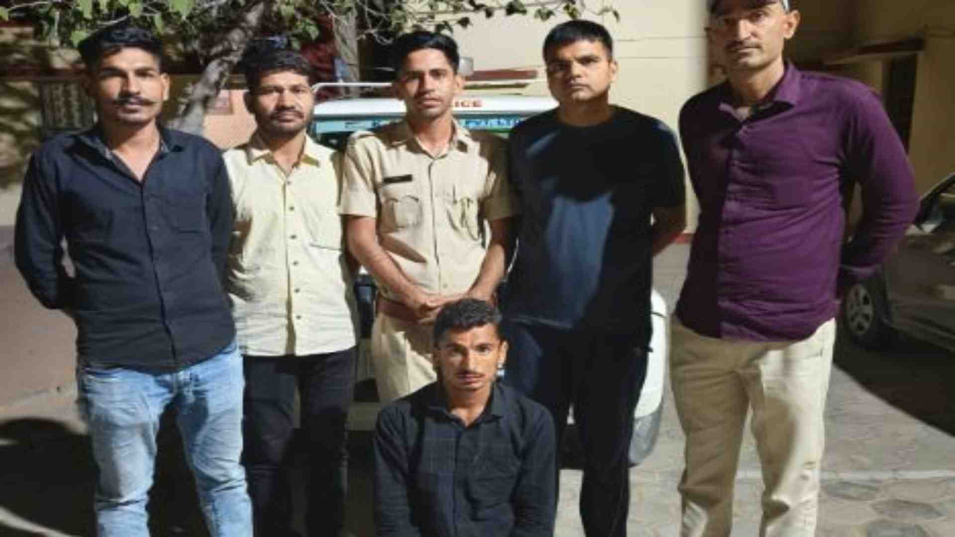 पुलिस की गिरफ्त में आरोपी।