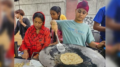 10 year old Jaspreet selling egg rolls after father's death, Anand Mahindra extended helping hand