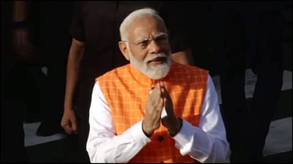 Election: PM मोदी ने मतदान के बाद लोगों से की स्वास्थ्य का ध्यान रखने की अपील, भीड़ में बच्चे को दुलारा Lok Sabha Polls Third phase voting PM Modi cast his vote amit shah Election news