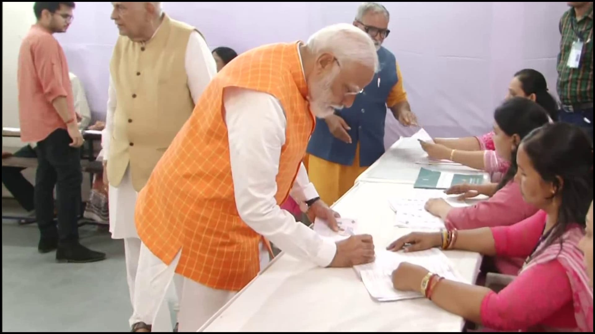Lok Sabha Polls Third phase voting PM Modi cast his vote amit shah Election news
