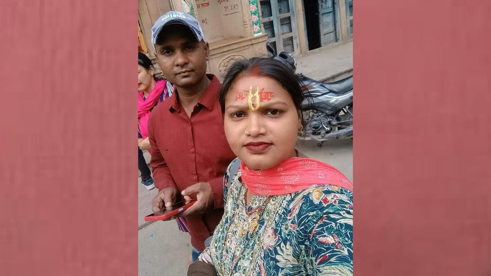 Railway employee along with his wife committed suicide in Railway Colony, Gorakhpur.