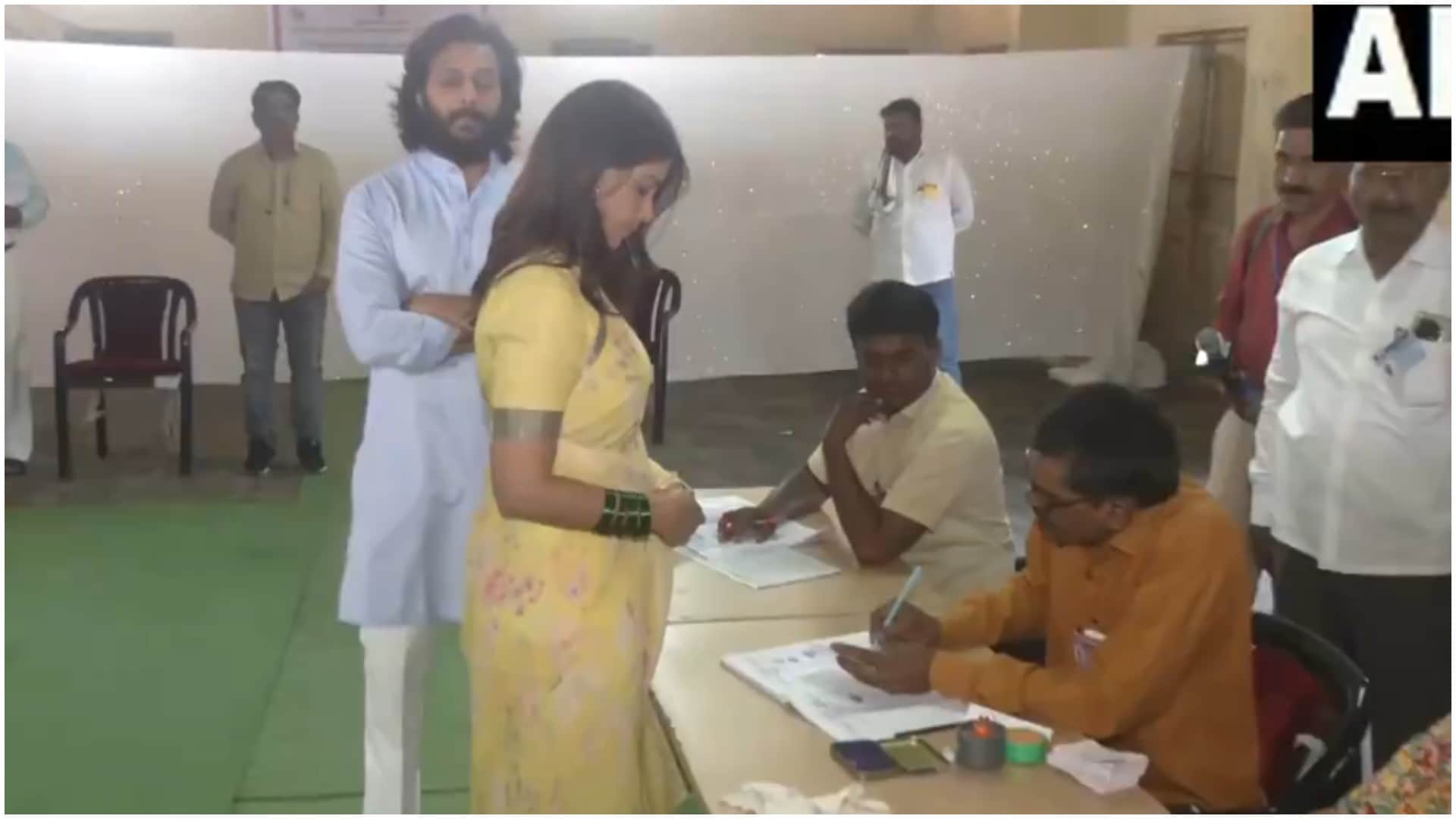 Housefull 5 Actor Riteish Deshmukh and Genelia DSouza cast their vote in Lok Sabha Elections 2024 See Video