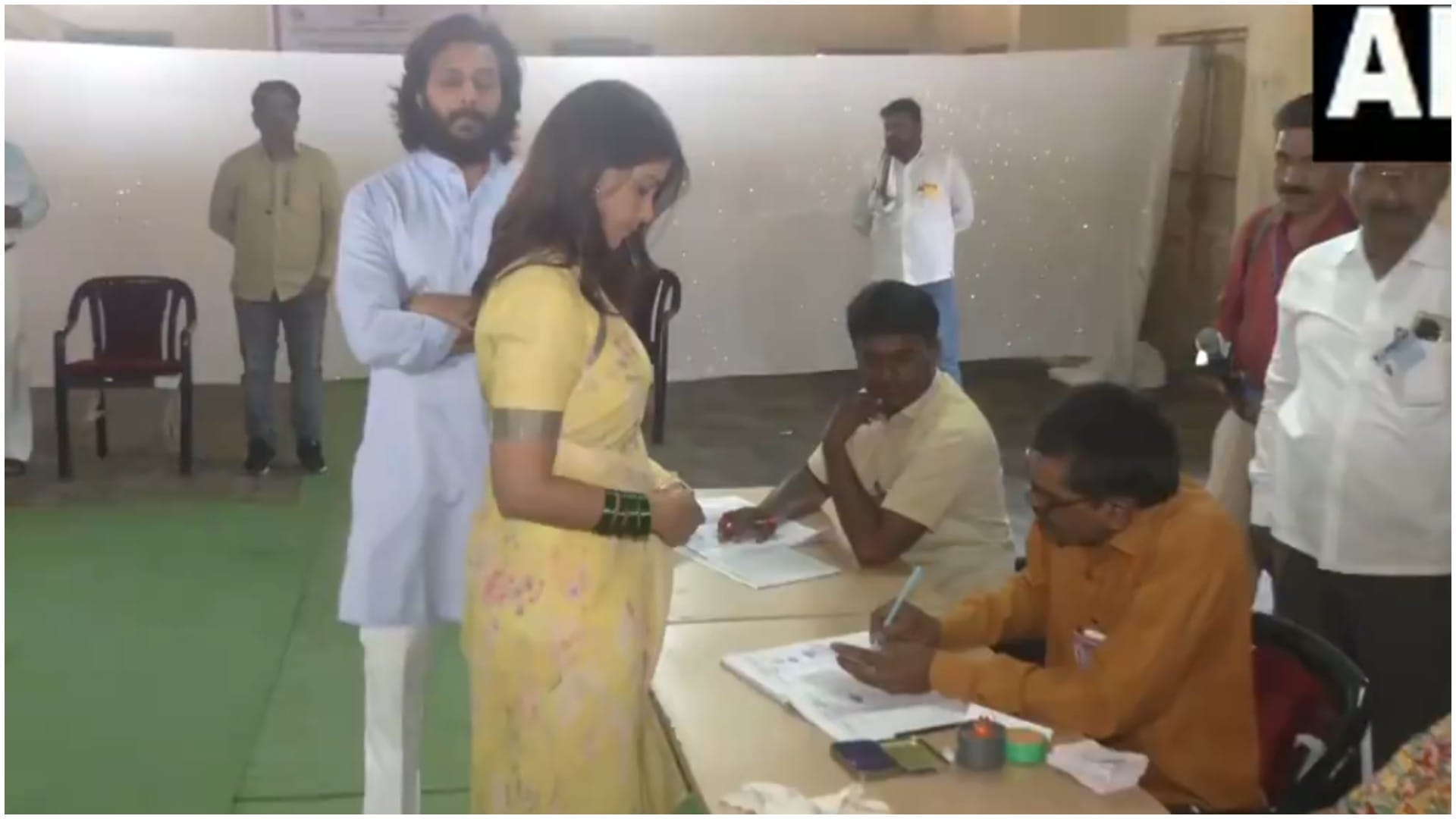 Housefull 5 Actor Riteish Deshmukh and Genelia DSouza cast their vote in Lok Sabha Elections 2024 See Video