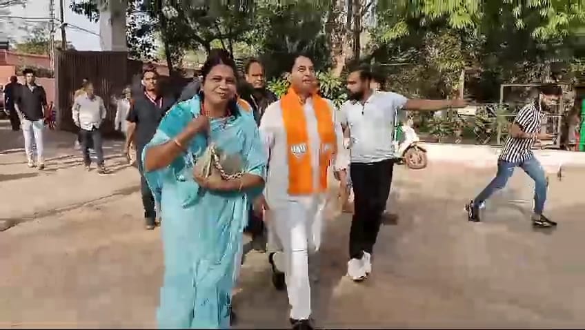 सिंधिया ने मतदान केंद्र का जायजा लिया।