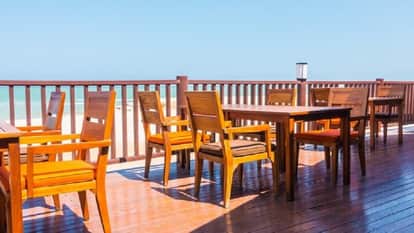 Viral Video The waiter was serving food while wearing roller skates then he fell