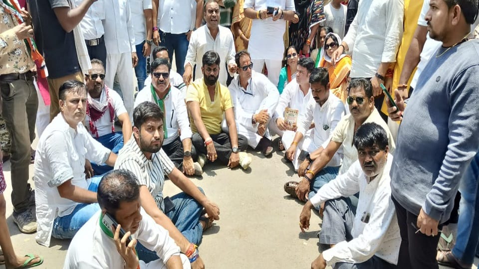 Congress candidate Vikas Upadhyay sat on strike amid voting in Raipur