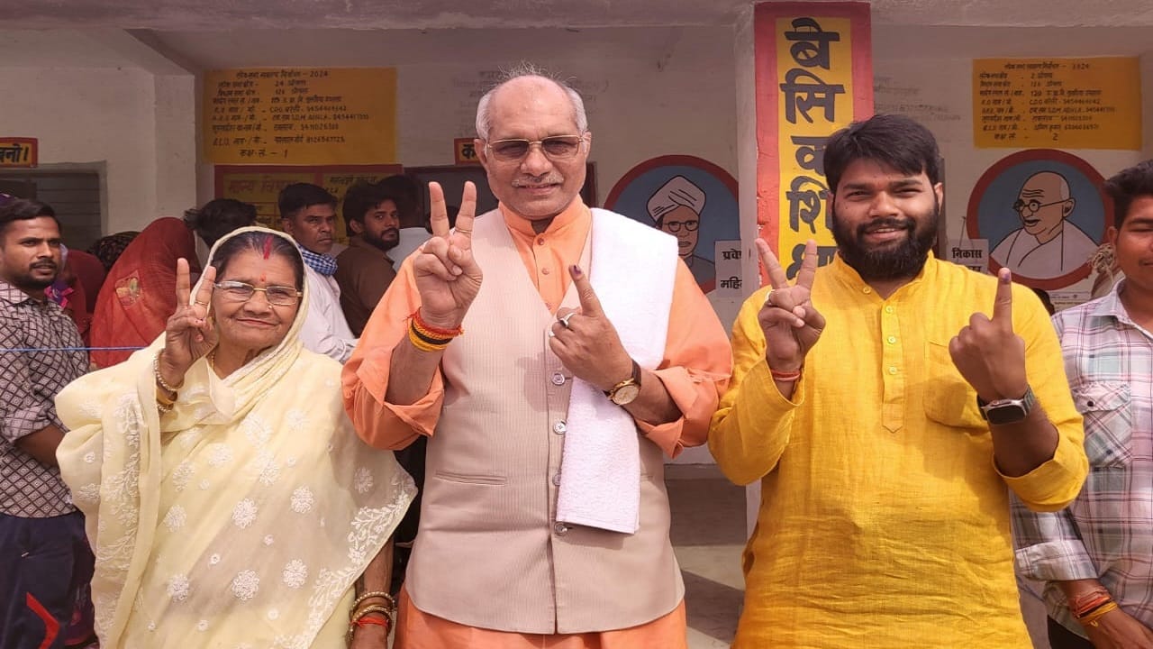 Commissioner Soumya Aggarwal cast her vote in Bareilly