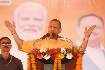 Sitapur: सीएम योगी बोले- राम पर आस्था रखने वाले विकास कर सकते हैं आतंकियों के मुकदमें वापस लेने वाले नहीं CM Yogi Adityanath addressed a rally in Naimisharanya in Sitapur.