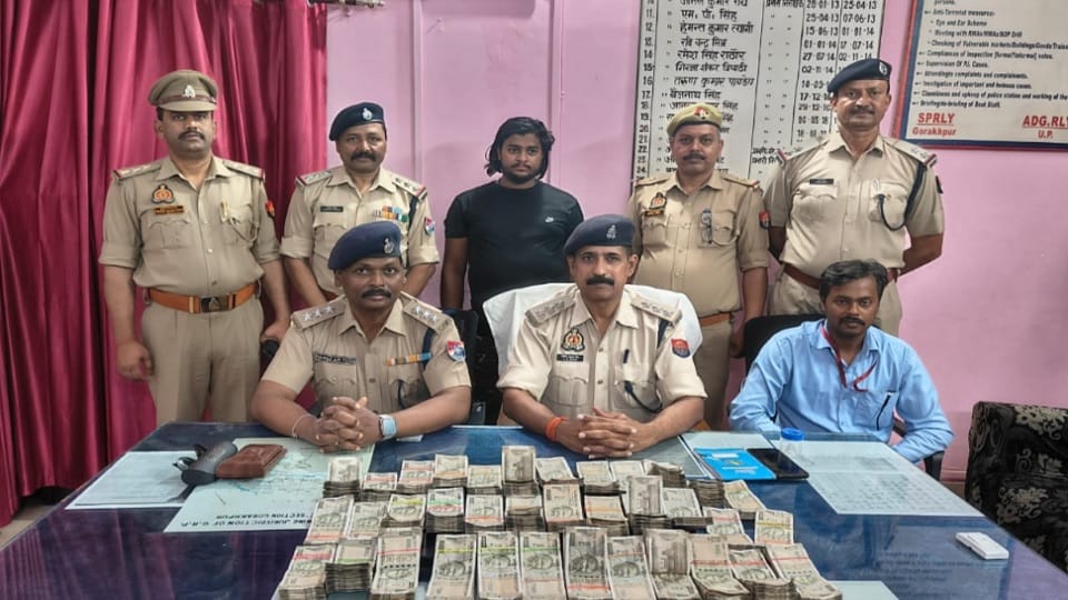 Gorakhpur: Youth caught with Rs 18 lakh at railway station
