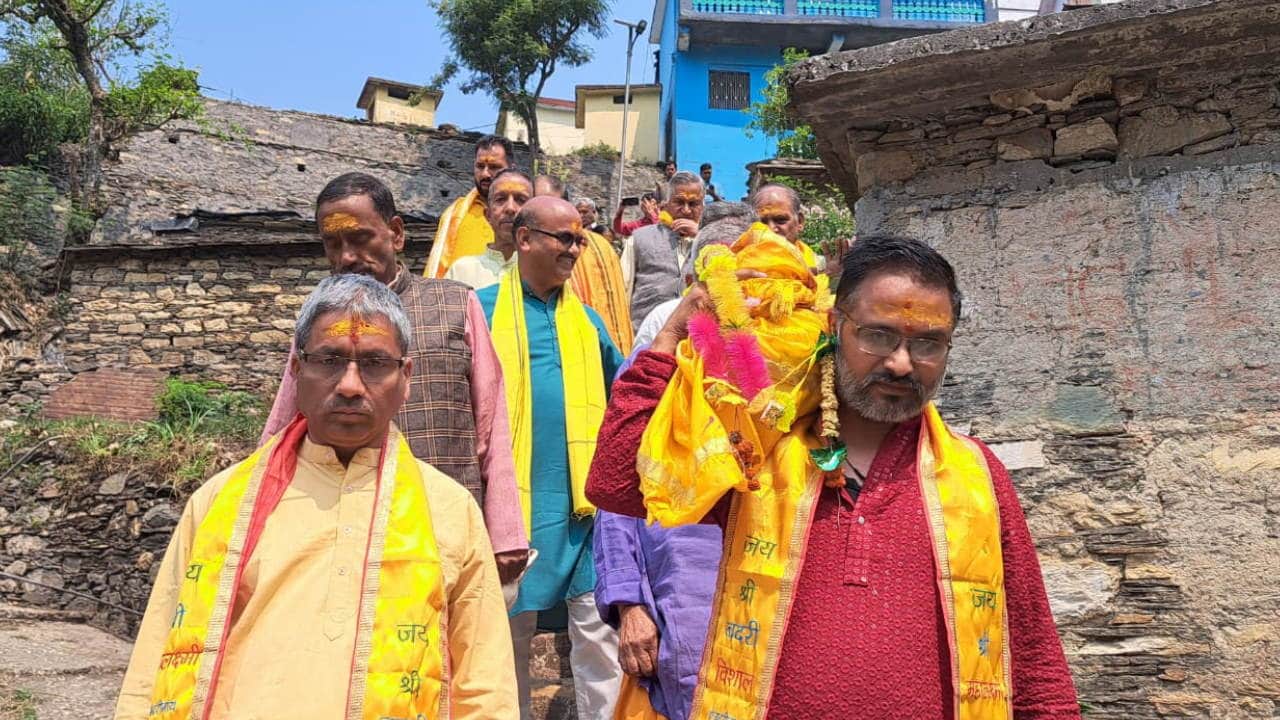 Badrinath Dham Gadu Ghada Tel Kalash Yatra left for Badrinath Dham Devotees doors will open on 12th May