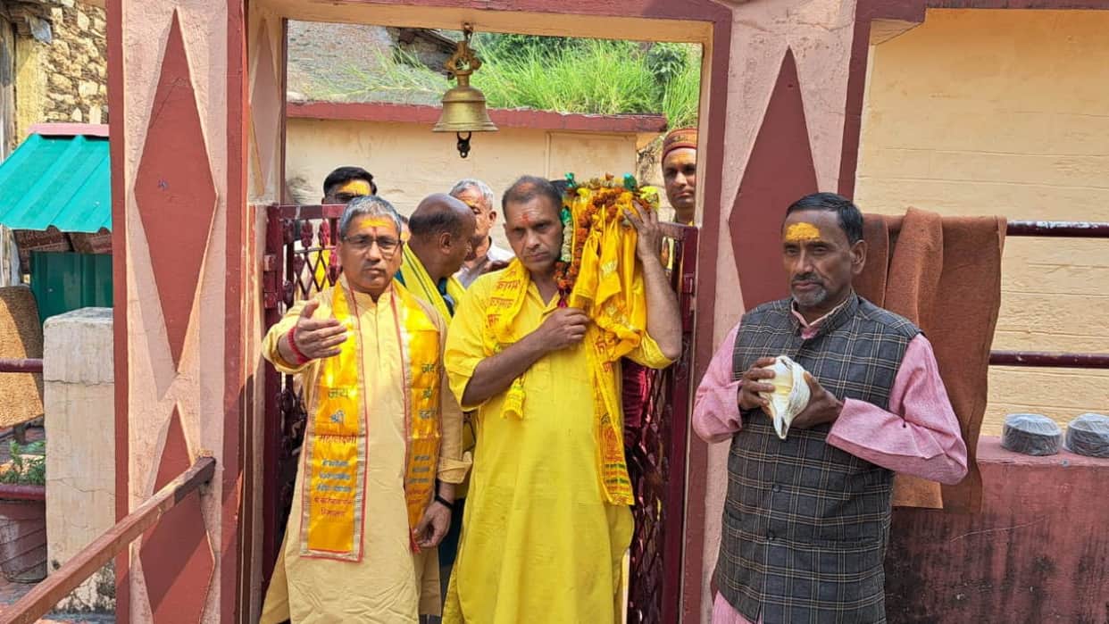 Badrinath Dham Gadu Ghada Tel Kalash Yatra left for Badrinath Dham Devotees doors will open on 12th May