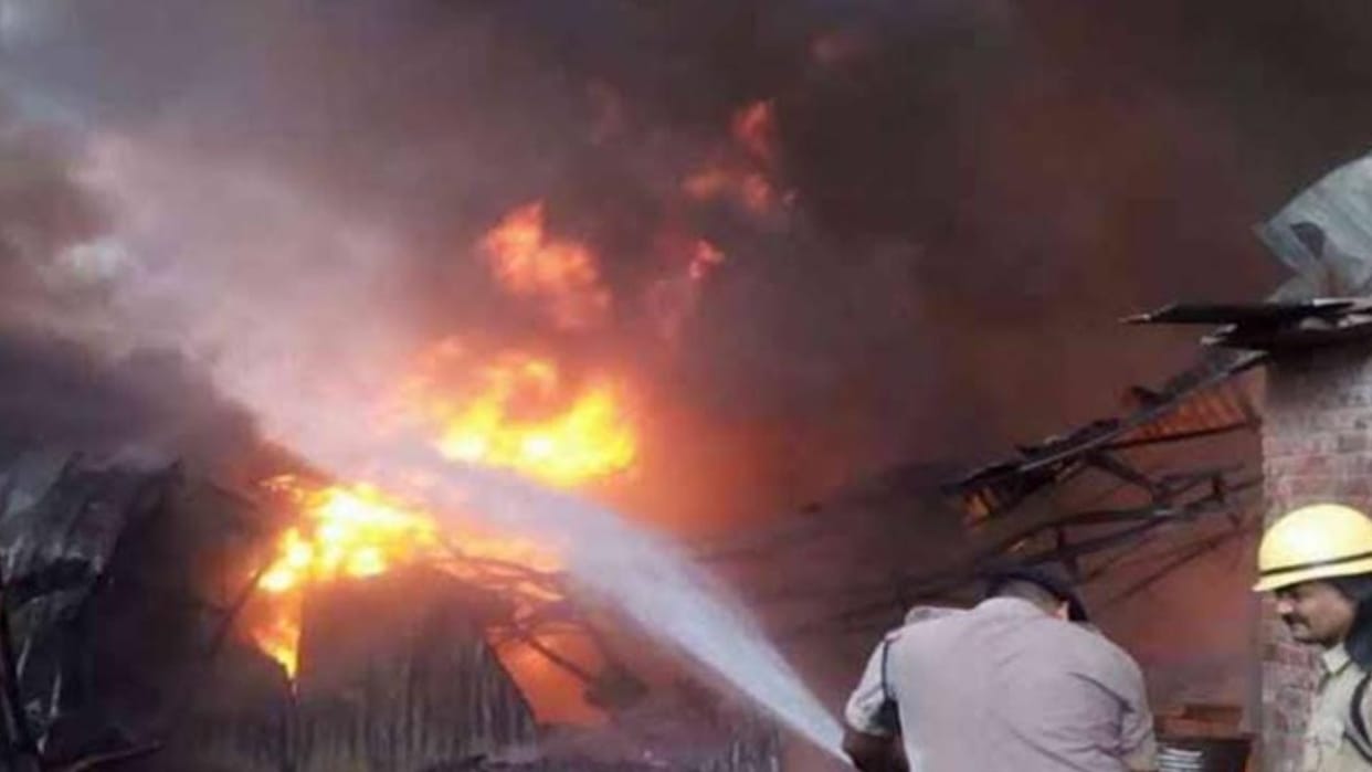 Bhopal News Massive Fire Broke Out at Gautam Nagar Bhopal Shop Two Girls Rescued News in Hindi