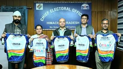 मुख्य निर्वाचन अधिकारी ने मतदान करने के संदेश वाली साइकिलिंग टी-शर्ट की जारी
