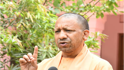 CM Yogi attacked Congress in Gorakhnath temple of Gorakhpur, said, Congress is trying to mislead people