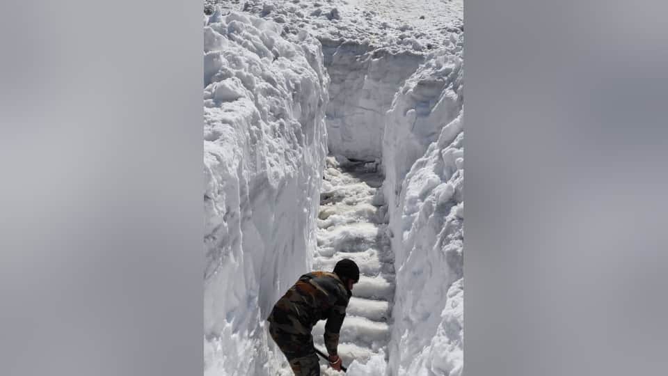 Hemkund Sahib Yatra 2024 Army Soldiers made away after cleaning Snow For Pilgrims  Photos