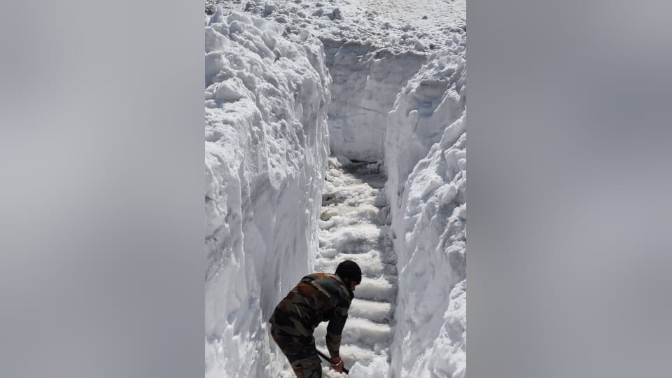Hemkund Sahib Yatra 2024 Army Soldiers made away after cleaning Snow For Pilgrims  Photos