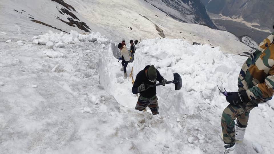 Hemkund Sahib Yatra 2024 Army Soldiers made away after cleaning Snow For Pilgrims  Photos