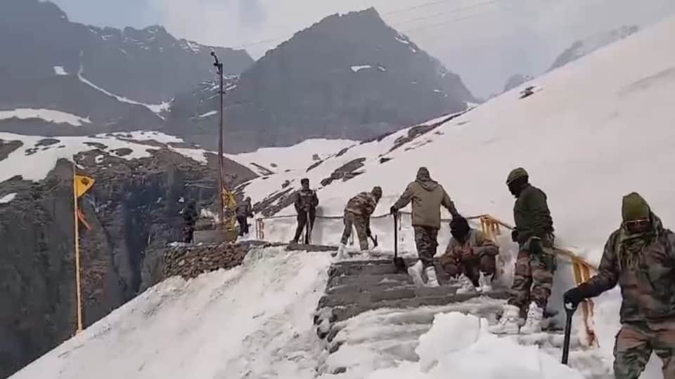Hemkund Sahib Yatra 2024 Army Soldiers made away after cleaning Snow For Pilgrims  Photos