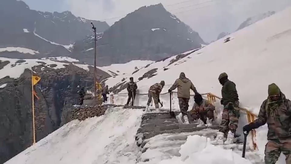 Hemkund Sahib Yatra 2024 Army Soldiers made away after cleaning Snow For Pilgrims  Photos