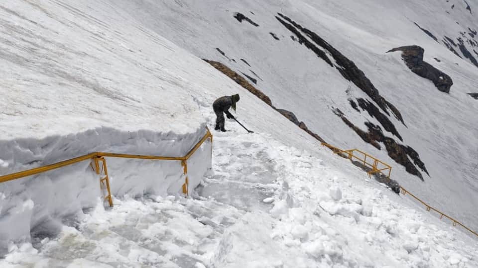 Hemkund Sahib Yatra 2024 Army Soldiers made away after cleaning Snow For Pilgrims  Photos