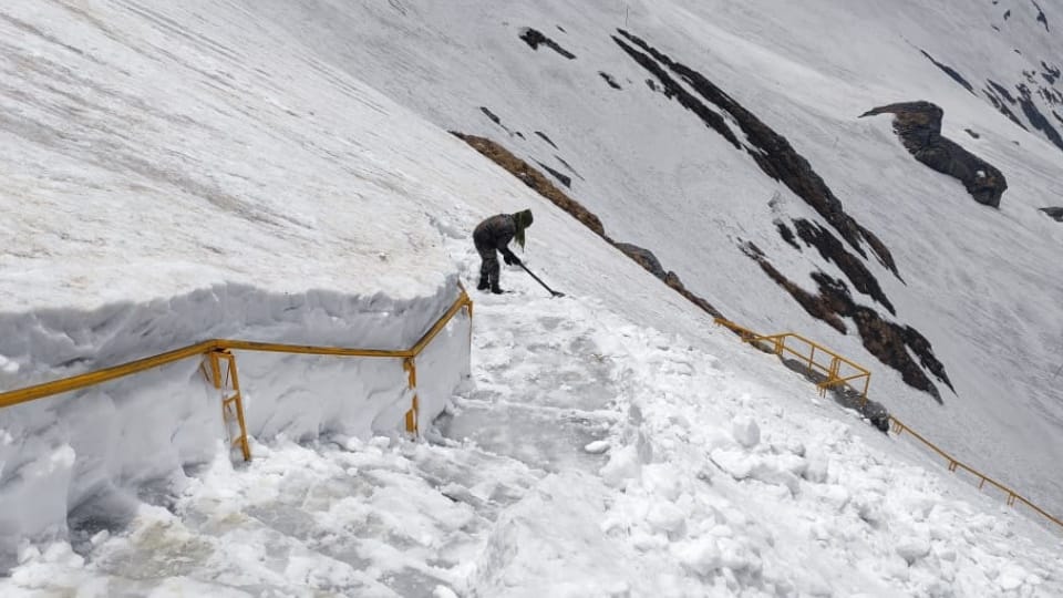 Hemkund Sahib Yatra 2024 Army Soldiers made away after cleaning Snow For Pilgrims  Photos