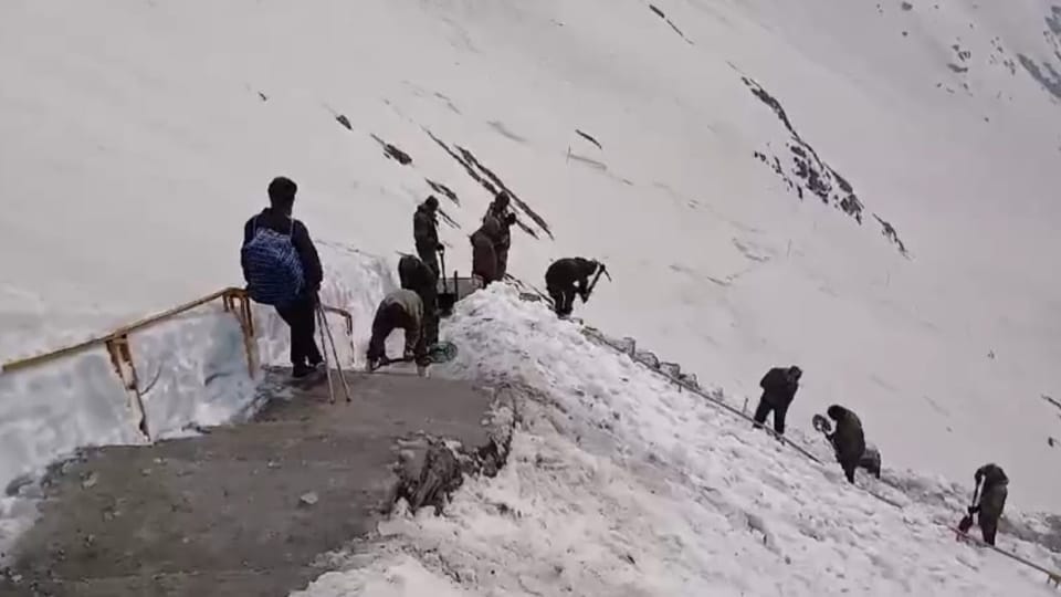 Uttarakhand News Snowfall in Hemkund Sahib Work to open road continues again