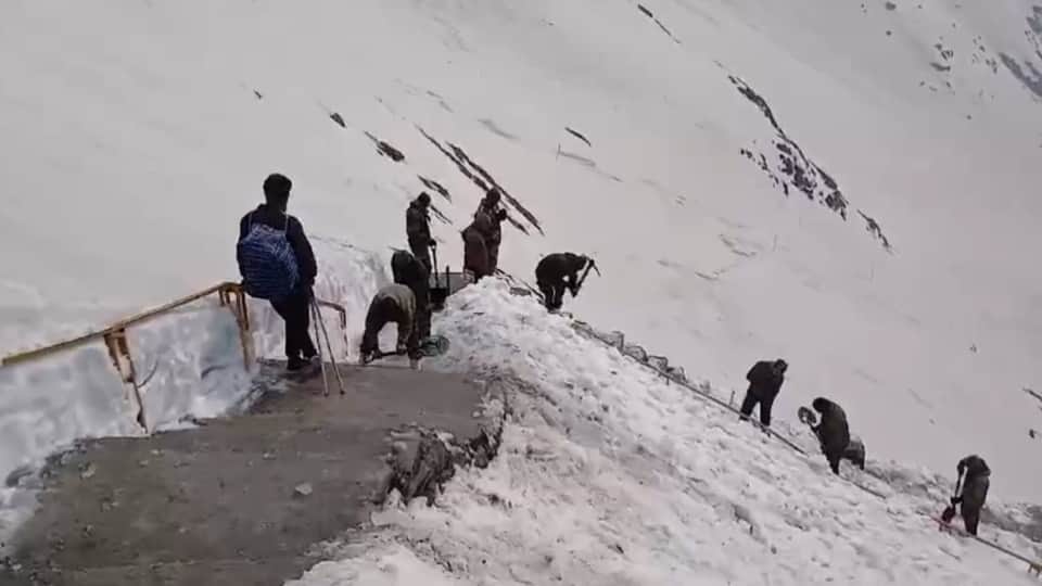 Hemkund Sahib Yatra 2024 Army Soldiers made away after cleaning Snow For Pilgrims  Photos