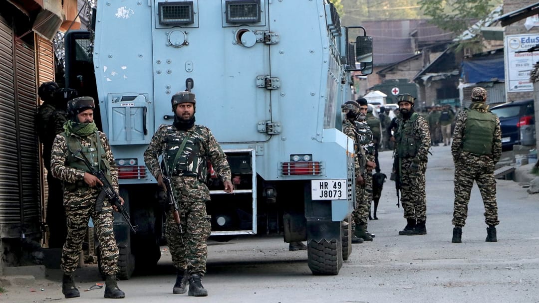 Encounter Between Terrorists and Security Forces in Nihama, Pulwama Jammu and Kashmir News in Hindi