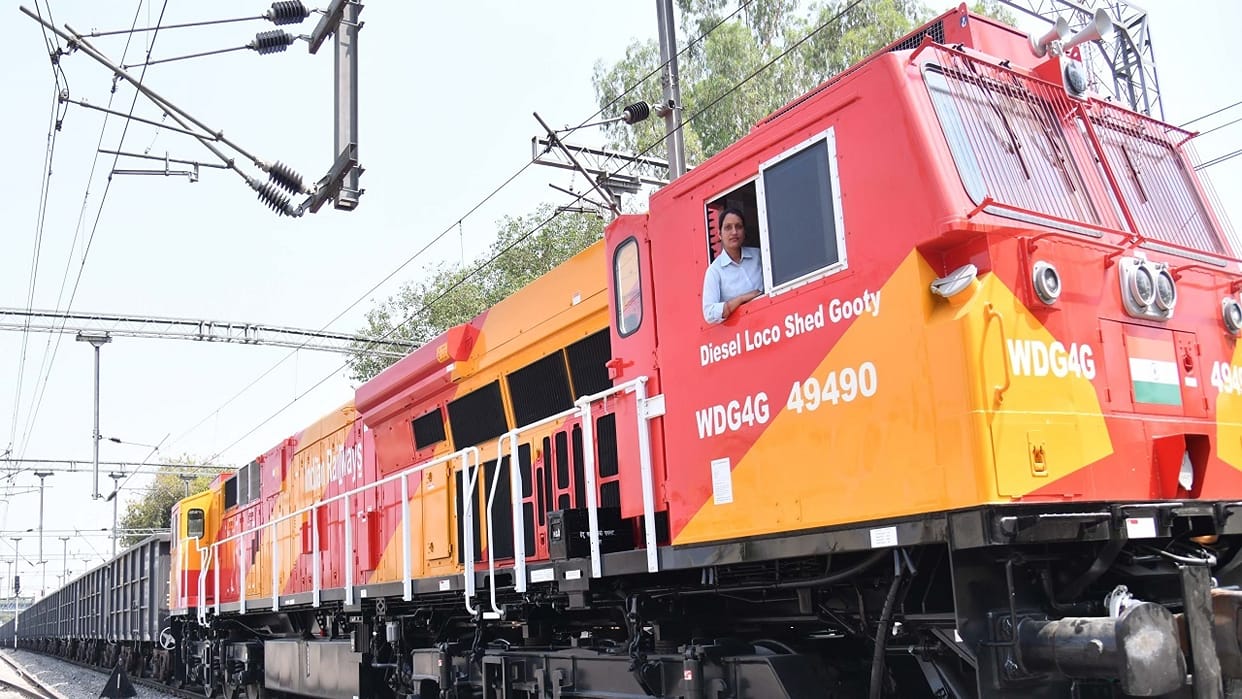 Indian Railways: Hisar first female loco pilot Indu is running goods train, performing her duty even at night