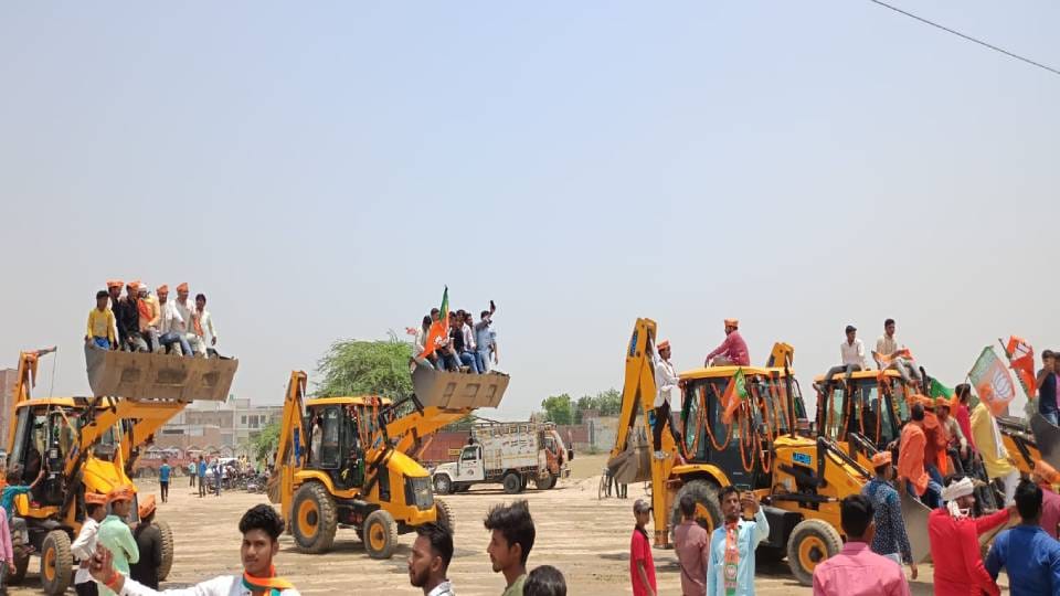 Lok Sabha Election: Crowd gathered to watch bulldozers break dance who reached ground before CM Yogi