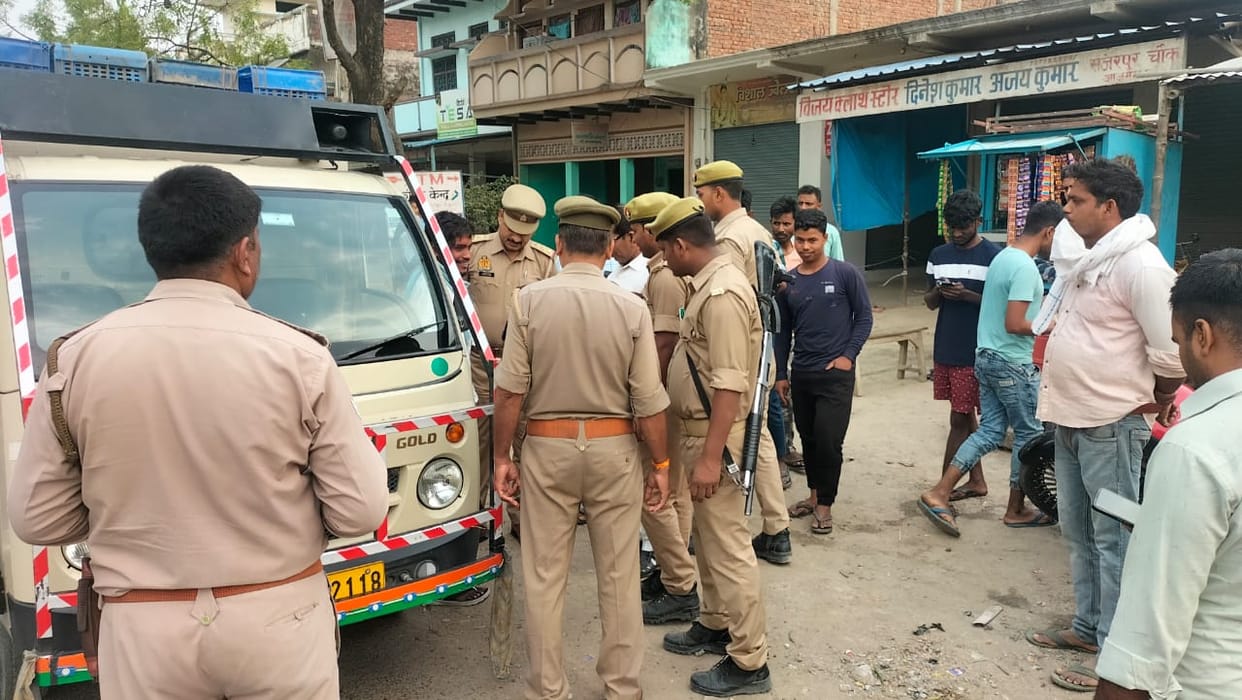 FST and police recovered 1.40 lakh during checking from magic vehicle in azamgarh