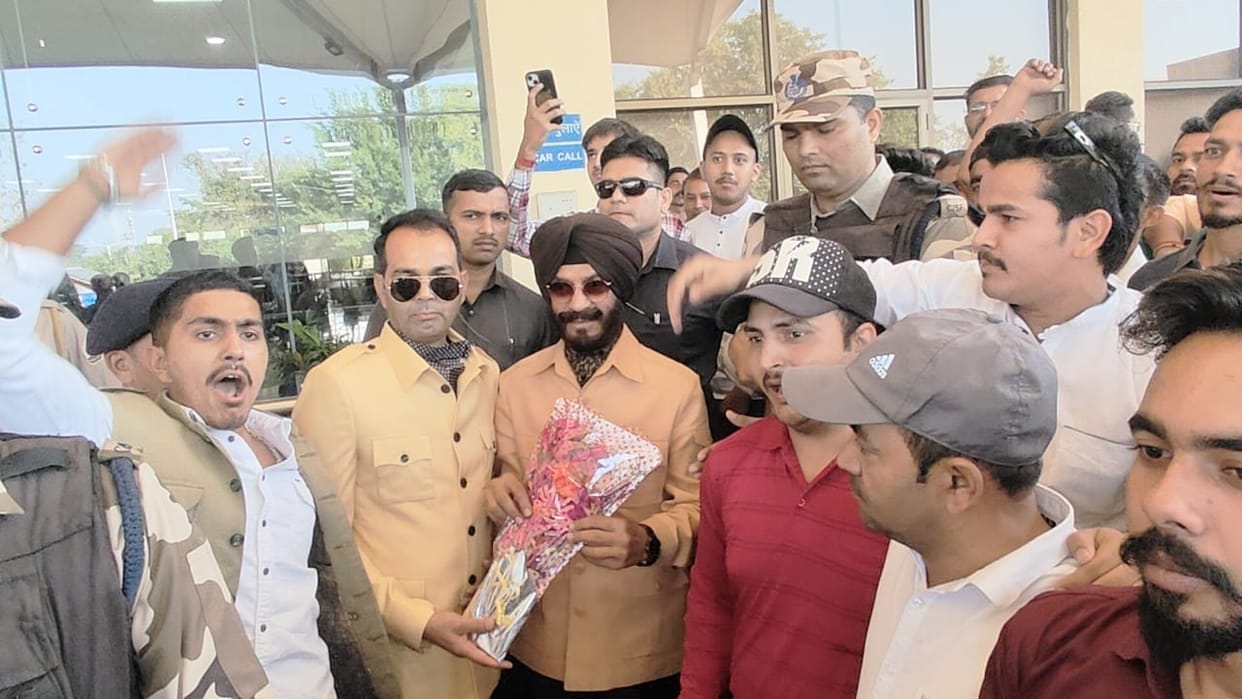 Warm welcome to Maninderjit Singh Bitta, President of All India Anti-Terrorism Morcha, at Gaggal Airport.
