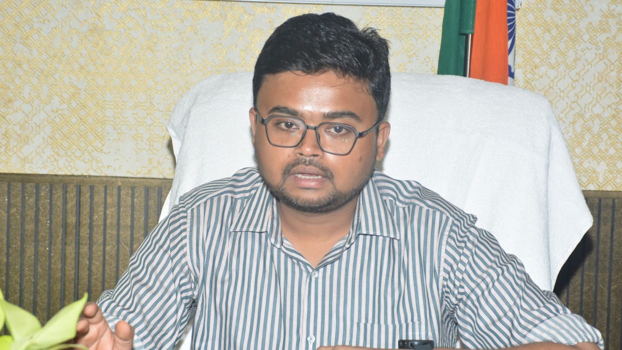 Municipal commissioner caught while cutting illegal slip cantt