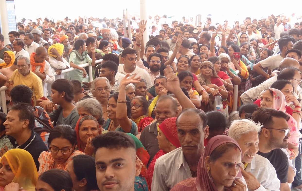 Chardham Yatra 2024 Bad condition at registration counter in Rishikesh pilgrims fainting while standing in Hea