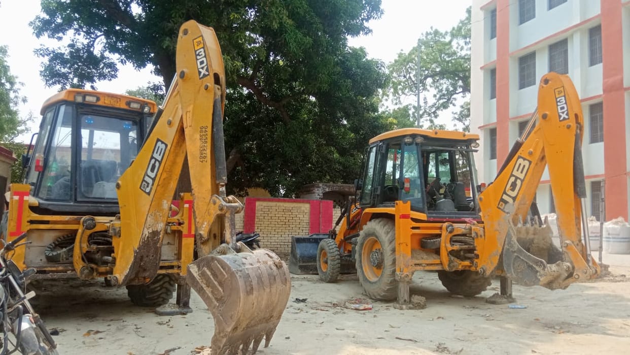 Illegal mining exposed in Azamgarh Five tractor trolleys and one JCB recovered six people in police custody