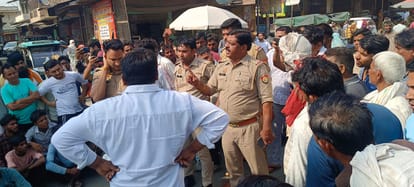 Meerut: Youth murdered in Hastinapur, family members blocked dead body by keeping on the road