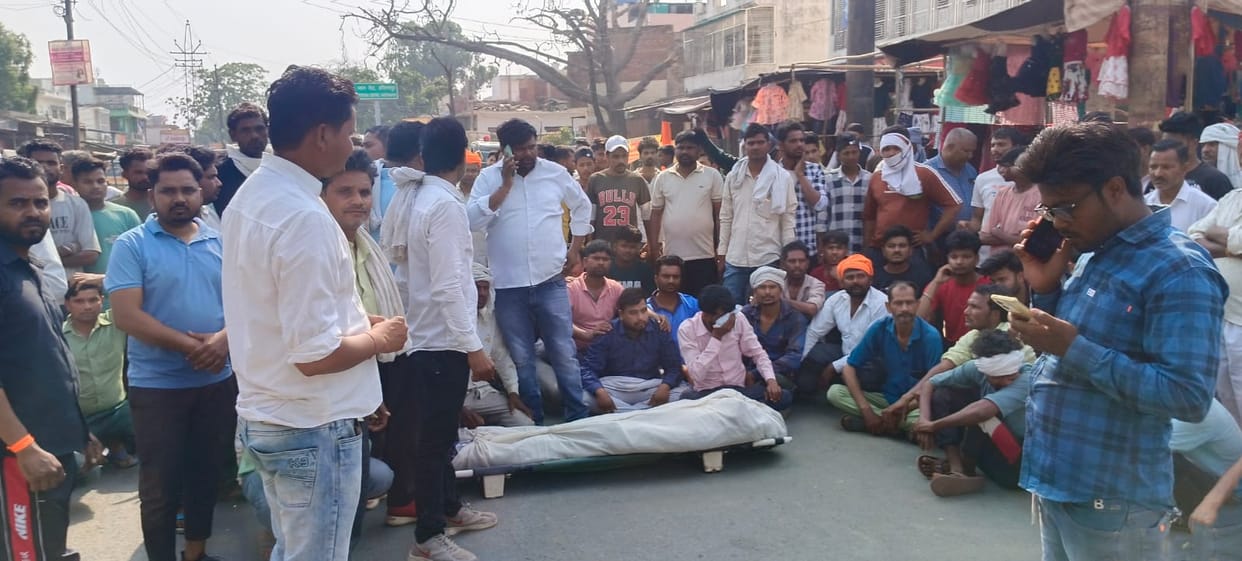 Meerut: Youth murdered in Hastinapur, family members blocked dead body by keeping on the road