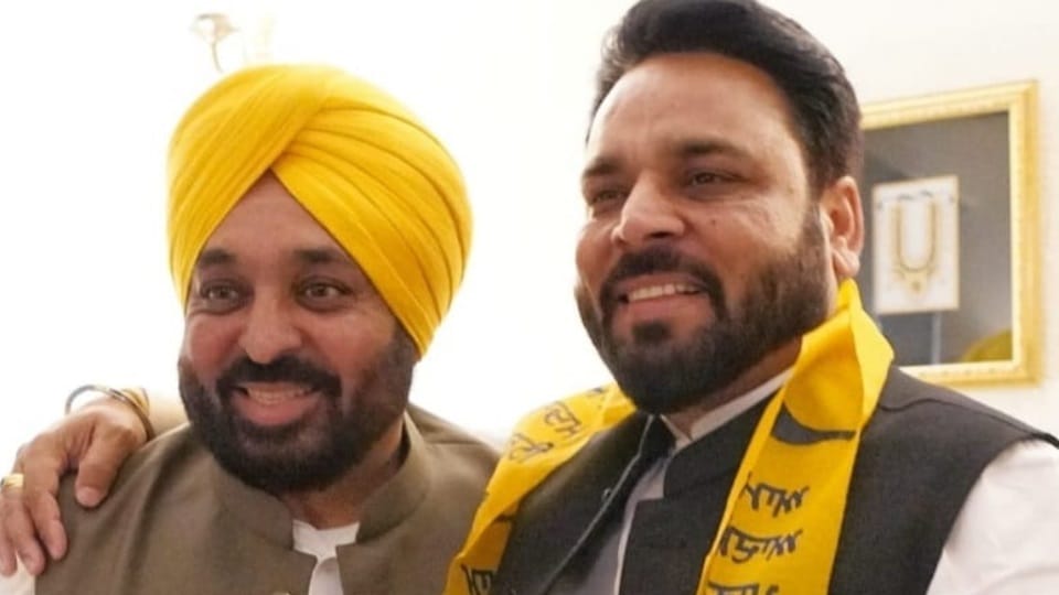 Bahujan Samaj Party Hoshiarpur candidate Rakesh Suman joined Aam Aadmi Party