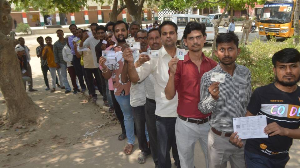 Lok Sabha Election: EVM broke down and people wandered for voter slip administrative team provided solution