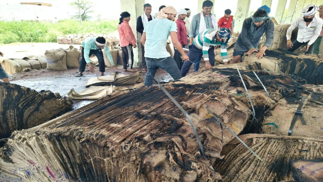 Bharatpur Fire broke out in bundles of sacks in Krishi Upaj Mandi Deeg Loss of about 13 lakhs
