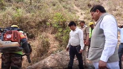 Uttarakhand Forest Fire: CM Dhami Reached on Ground Zero in Rudraprayag collect Pirul Leaf Photos