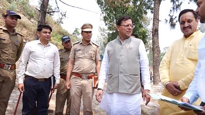 Uttarakhand Forest Fire: CM Dhami Reached on Ground Zero in Rudraprayag collect Pirul Leaf Photos
