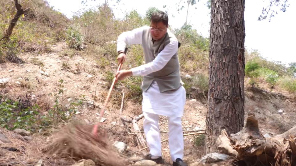 Uttarakhand Forest Fire: CM Dhami Reached on Ground Zero in Rudraprayag collect Pirul Leaf Photos