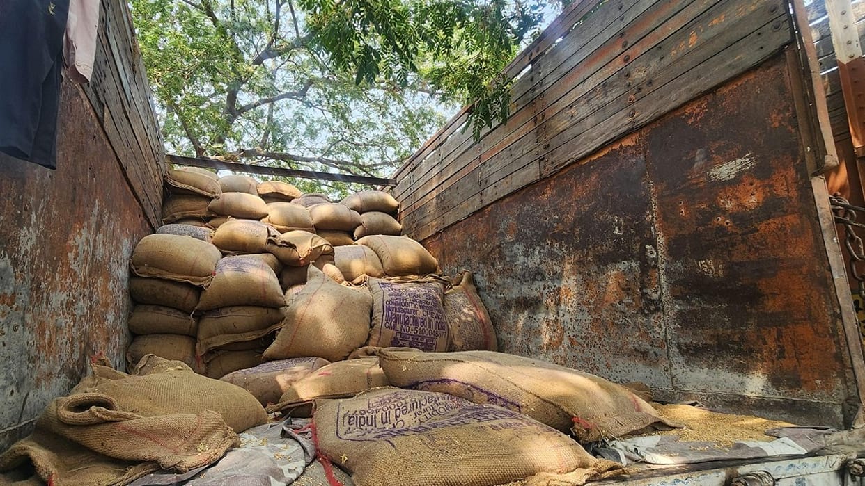 Kotedar got angry after seeing wet wheat in truck in budaun