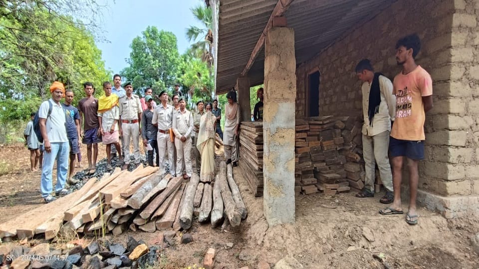 Big action by forest staff teak chiran worth more than Rs 2 lakh seized in Bijapur