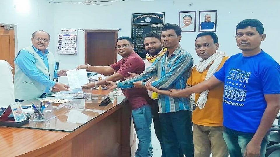 Demand to pay tendupatta wages in cash Sarva Adivasi Samaj submitted memorandum to collector in name of CM in