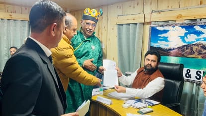 भाजपा उम्मीदवार रवि ठाकुर ने भरा नामांकन