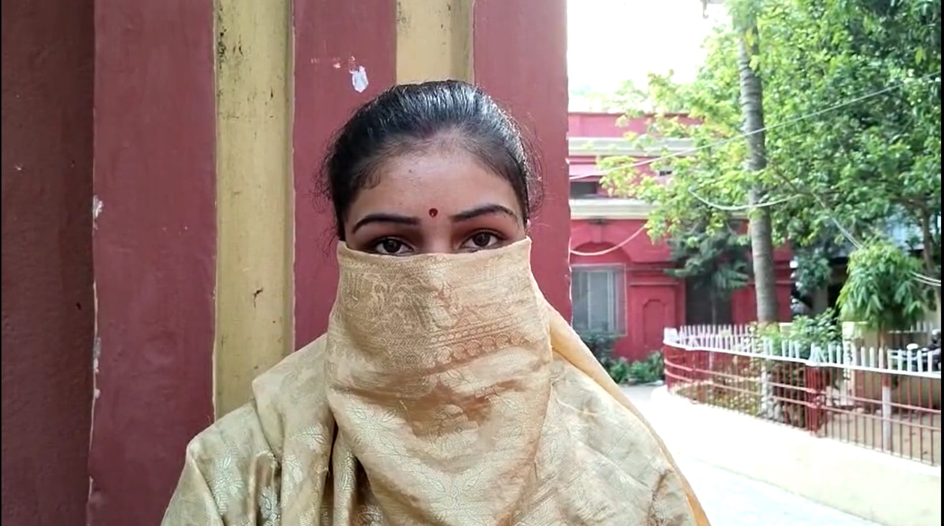 पति की करतूत सुनाने के लिए एसपी के पास पहुंची सोनम।