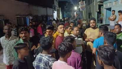 Four people died due to suffocation while cleaning septic tank in chandauli