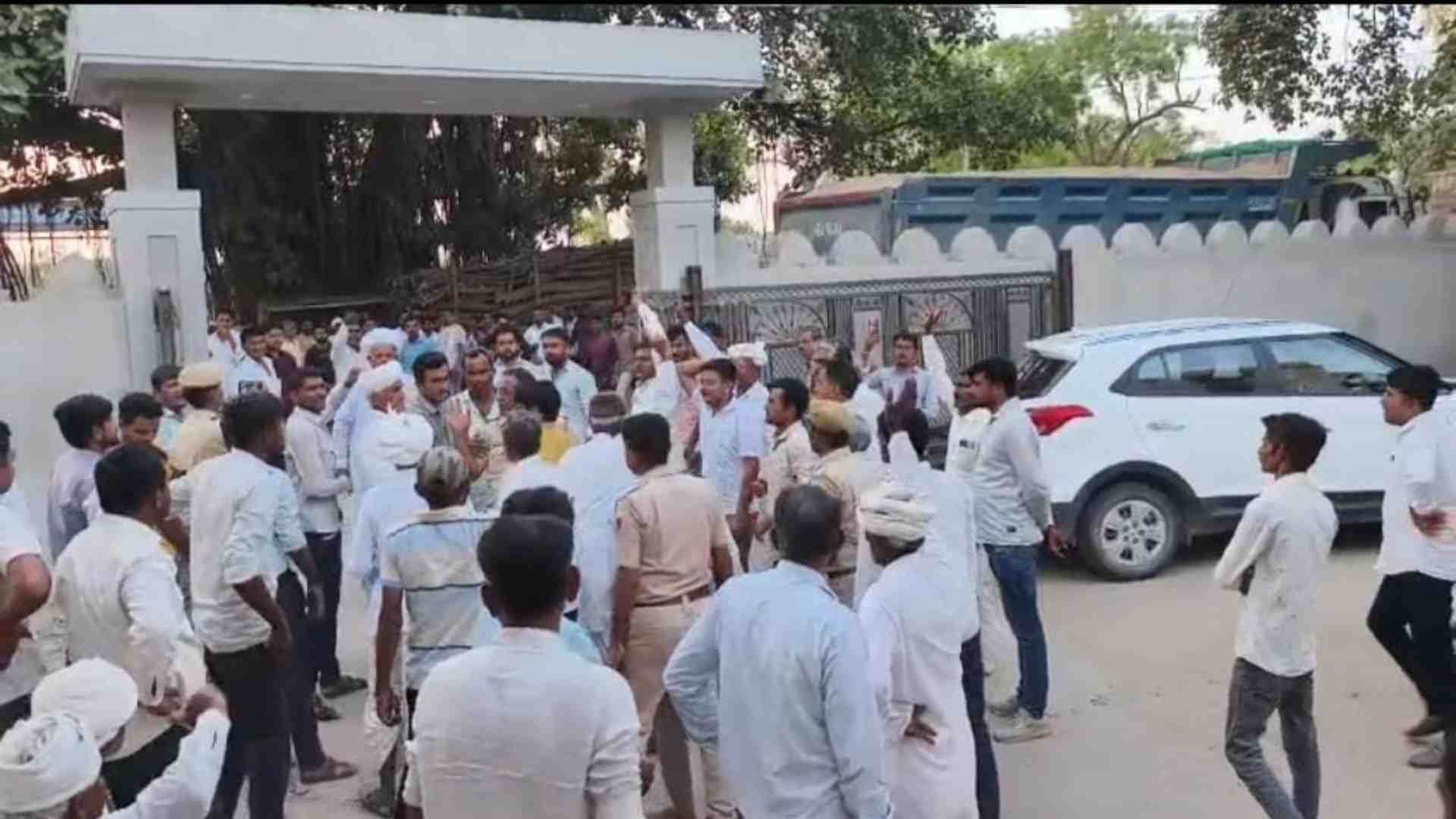 घटनाके बाद थाने के बाहर हुआ हंगामा।